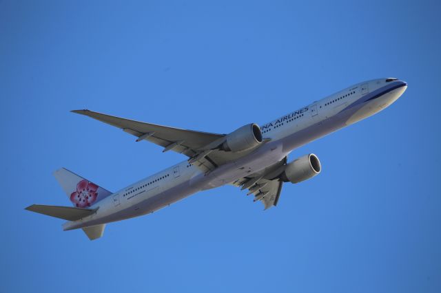 BOEING 777-300ER (B-18005)