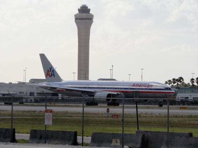 Boeing 777-200 (N767AJ)