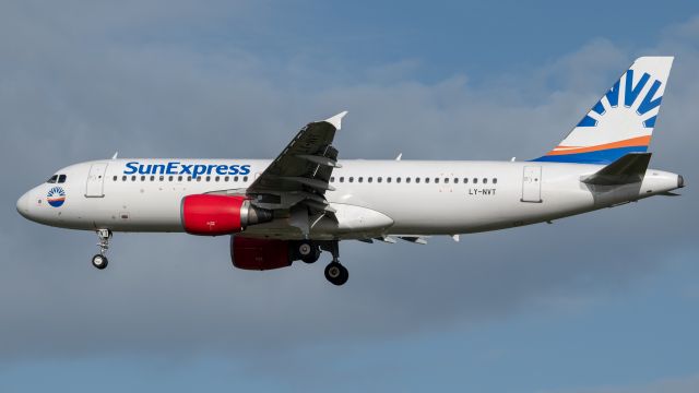 Airbus A320 (LY-NVT)