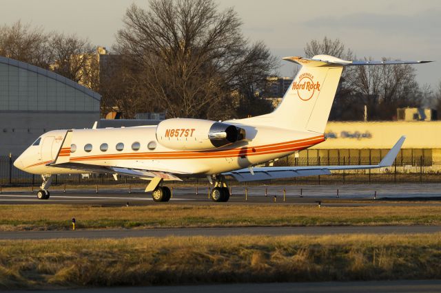 Gulfstream Aerospace Gulfstream IV (N857ST) - Taxi onto the active for takeoff @ sunset in Teterboro.