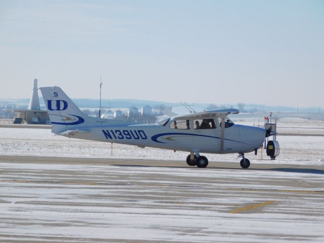 Cessna Skyhawk (N139UD) - A clear day in January meant a busy day of flying for University of Dubuque Aviation students.  In this case, an empty ramp was a good thing!!!  N139UD taxis for departure at KDBQ.