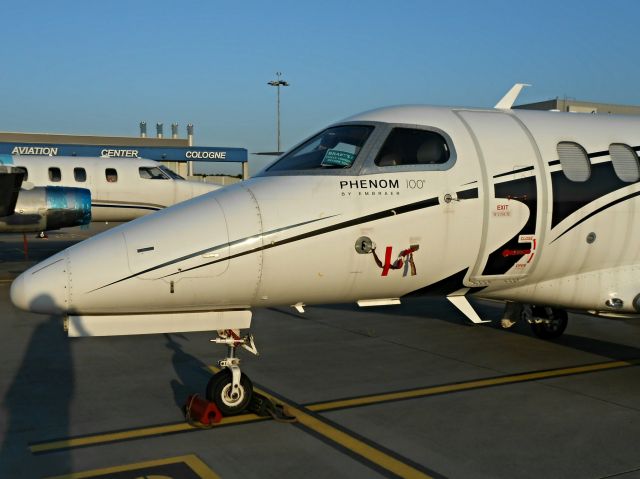 Embraer Phenom 100 —