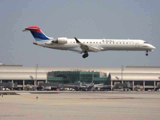 Canadair Regional Jet CRJ-700 (N613SK) - Landing on RWY 19R