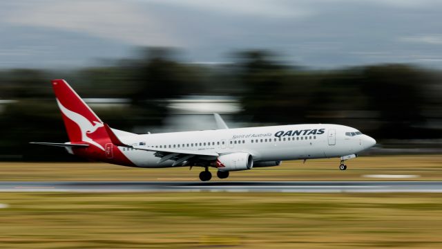 VH-VZE — - QANTAS 737 arrives at Adelaide