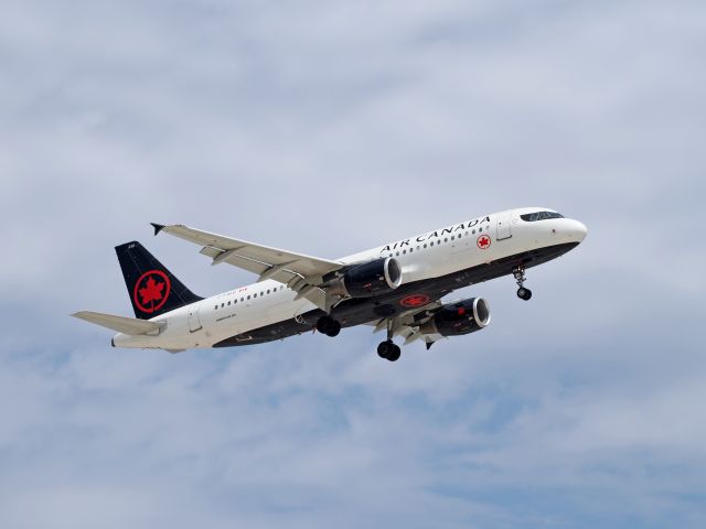 Airbus A320 (C-FXCD) - Lovely Airbus in Air Canada's newest livery.