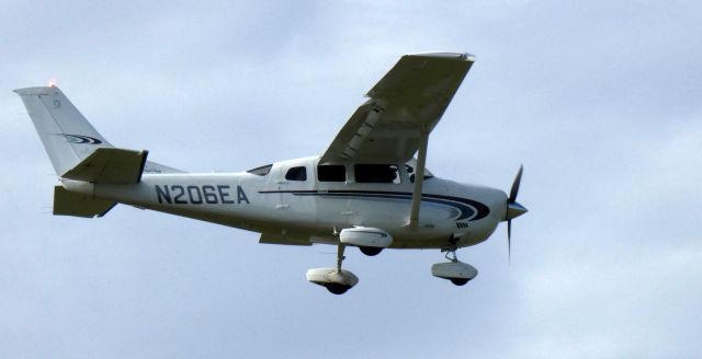 Cessna 206 Stationair (N206EA) - On short final is this 2000 Cessna T206H Turbo Stationair in the Autumn of 2022.