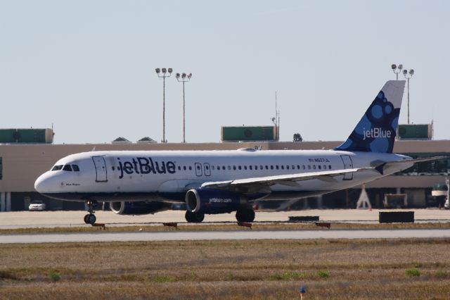 Airbus A320 (N527JL) - JetBlue Flight 164 (N527JL) "Blue Bayou" taxis at Sarasota-Bradenton International Airport