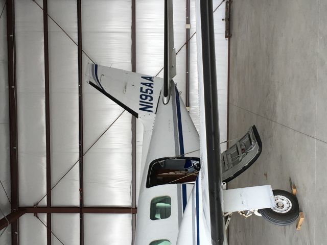 Piper Navajo (N195AA)