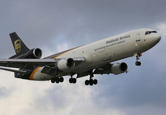 Boeing MD-11 (N276UP) - N276UP On final to 25 from Honolulu. Taken from Ross Smith Ave with a 70-200mm