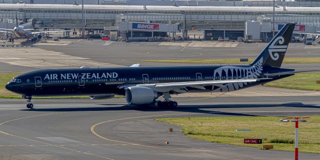 BOEING 777-300ER (VK-OKQ)