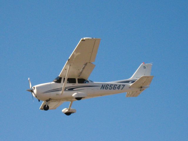 Cessna Skyhawk (N65647) - LANDING ON RWY 24