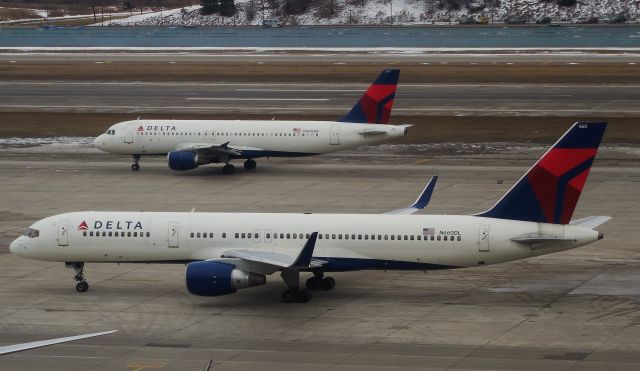 Boeing 757-200 (N660DL)