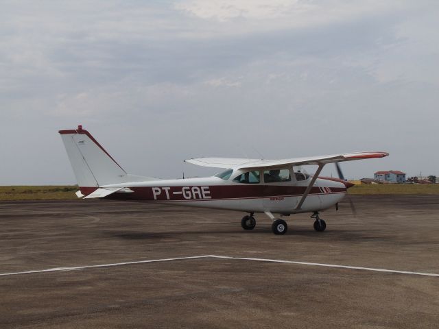 Cessna Skyhawk (PT-GAE) - Private - Aeroclube de São Lourençobr /Cessna 172G  1966br /PT-GAE   cn17254336br /Aeroporto de Pouso Alegre - MG - Brasil (SNZA / PPY)br /Date: August 20, 2017br /Photo: Marcos Pereirabr /Comments: Instruction Planebr /Instagram: @map1982  @map_spotter  @aeroportodepousoalegre