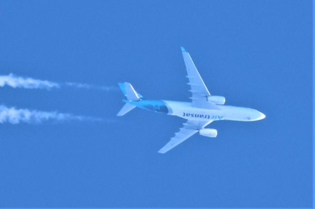 Airbus A330-200 (C-GTSZ) - C-GTSZ AIRBUS 330-243 AIR TRANSAT TS725 survolant la ville de Lavaltrie QC. Le 24-10-2022 à 16:30