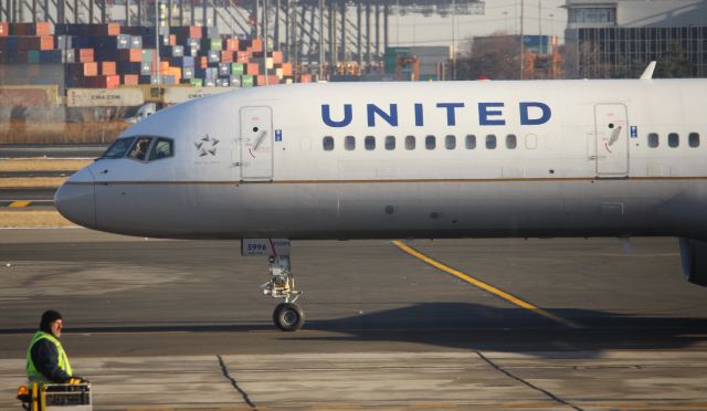 Boeing 757-200 (N596UA)