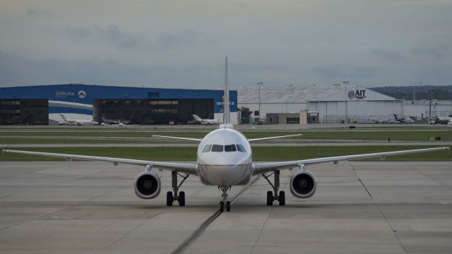 Airbus A320 (N494UA) - Pulling up to park