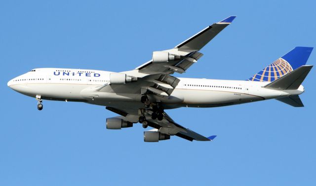 Boeing 747-200 (N104UA) - At Coyote Point on approach to KSFO.