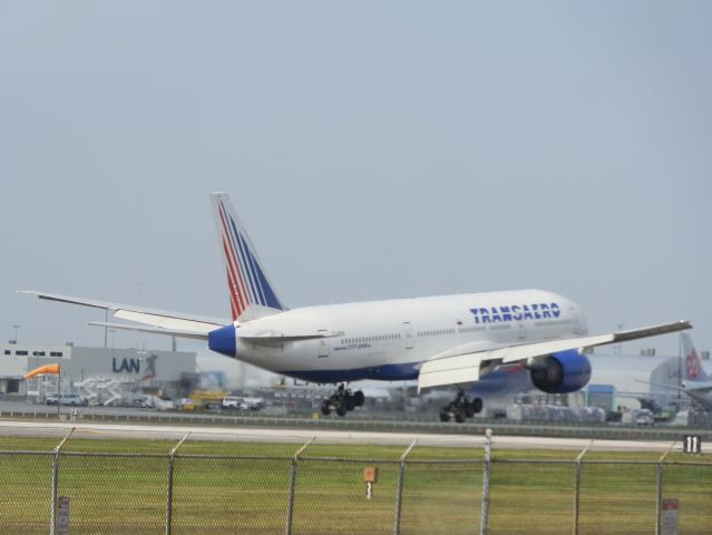 Boeing 777-200 (EI-UNW)