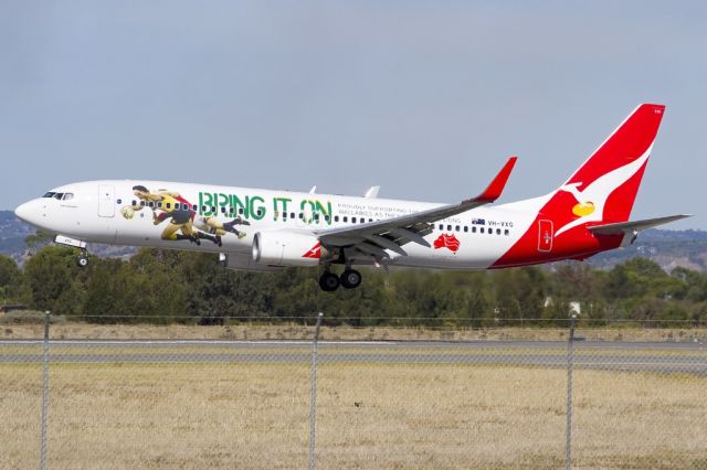 Boeing 737-800 (VH-VXG) - Qantas logo jet about to put down on runway 05. Friday, 19th April 2013.