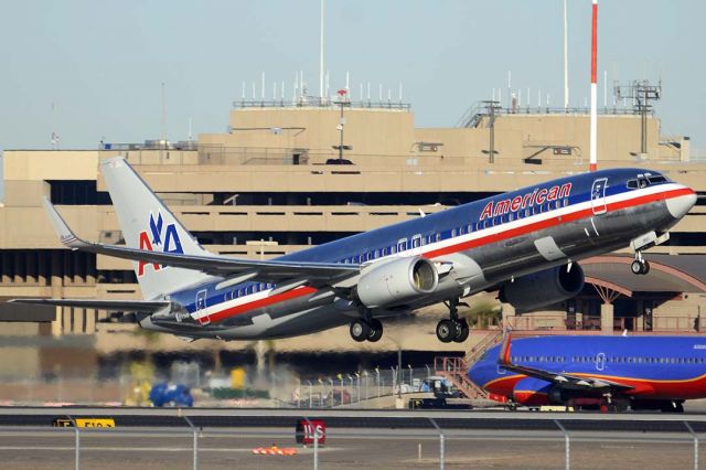 Boeing 737-800 (N927AN) - American 737-823 N927AN departing for Miami International. It was delivered to American on January 25, 2000.