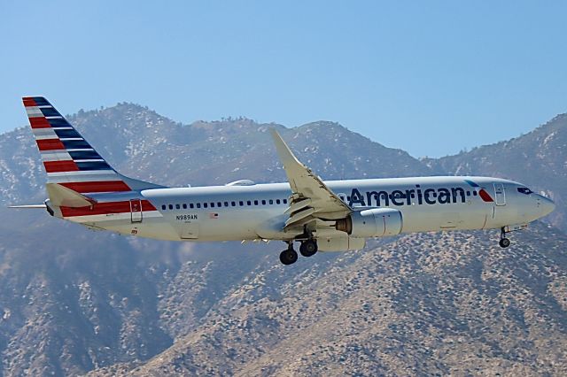 Boeing 737-700 (N989AN)