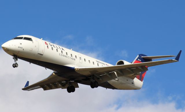 Canadair Regional Jet CRJ-200 (N8944B) - This went right over at the CVG viewing area