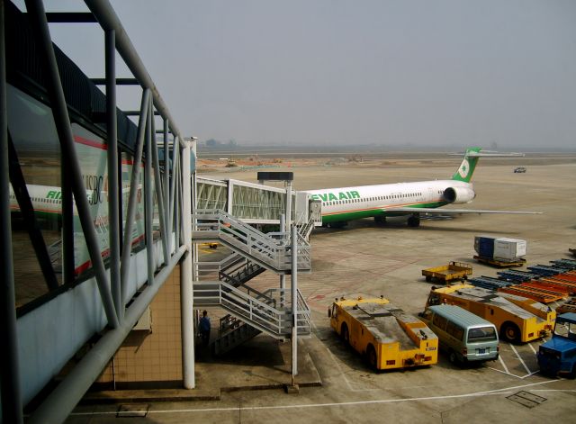 McDonnell Douglas MD-90 (B-17917)