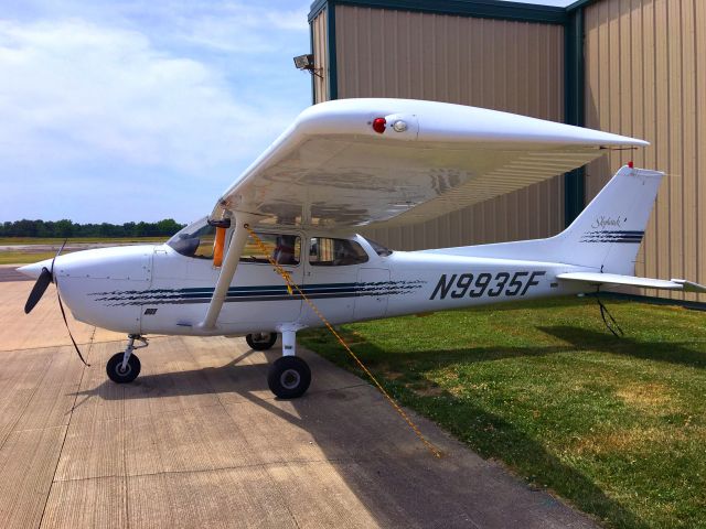 Cessna Skyhawk (N9935F) - Vector Aviation Hangar, Lost Nation Airport, Willoughby, Ohio