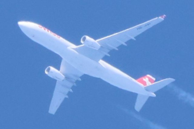 Airbus A330-300 (HB-JHH) - HB-JHH Airbus A-330-343X Swiss Air LX8 SWR8T De Zurich ZRH. Vers Chicago ORD. Altitude 11582 Mètres. Vitesse 800 Km/H Survolant la ville de Lavaltrie QC. Le 18-09-2024 à 15:21.