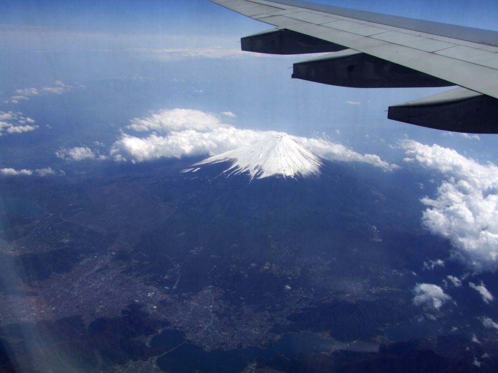 — — - I was on tour with the Philadelphia Orchestra a few years ago, obviously passing Mt. Fuji,  and dont remember the airline or plane type. Im sure someone among you will instantly know....?