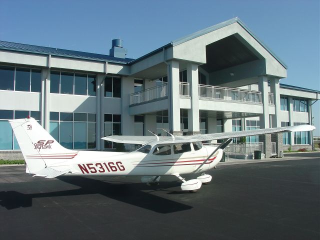 Cessna Skyhawk (N5316G) - On the ramp at Lakeland, Florida (2003).