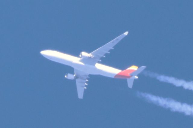 Airbus A330-300 (EC-LUK) - EC-LUK Airbus A-330 302 Iberia IB341 De Madrid MAD. Vers Chicago ORD. Altitude 11582 Mètres. Vitesse 759 Km/H. Survolant la ville de Lavaltrie QC. Le 28-10-2024 à 14:01.