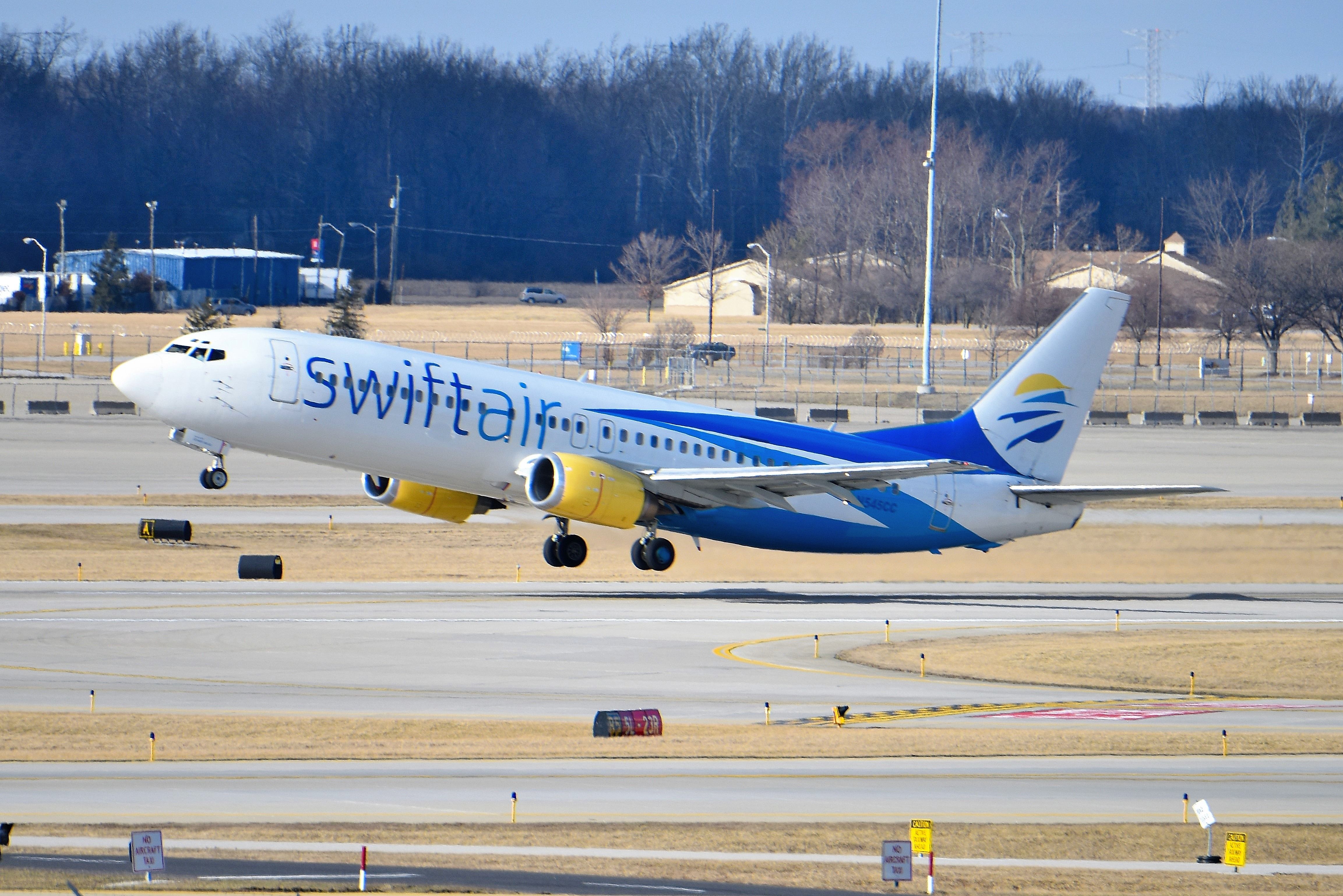 BOEING 737-400 (N545CC) - Departing 23-R on 02-08-19