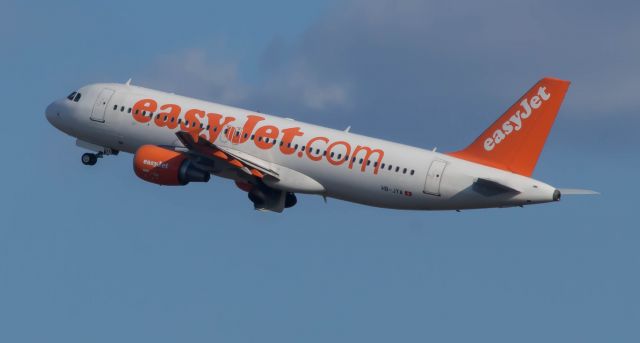 Airbus A320 (HB-JYA) - Près de laéroport de Bordeaux Mérignac