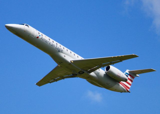 Embraer ERJ-145 (N671AE) -  At Shreveport Regional.