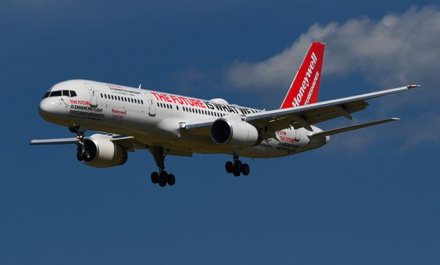 Boeing 757-200 (N757HW) - Final Approach to 33L.