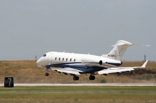 Bombardier Challenger 300 (N536FX)