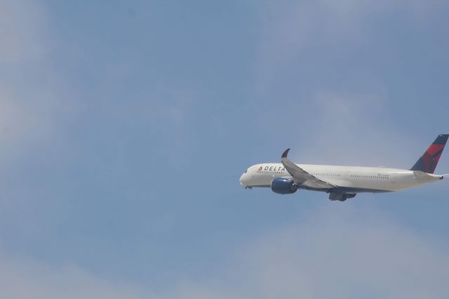 Airbus A350-900 —