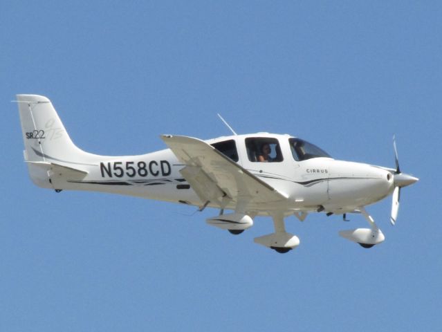 Cirrus SR-22 (N558CD) - Landing RWY 20R