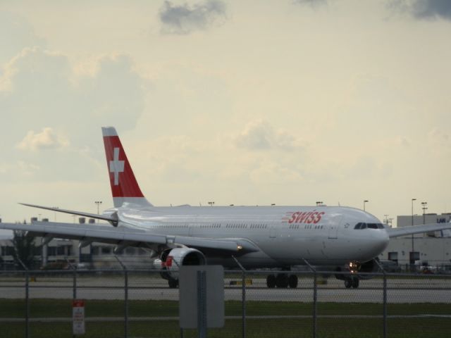 Airbus A330-300 (HB-JHJ)
