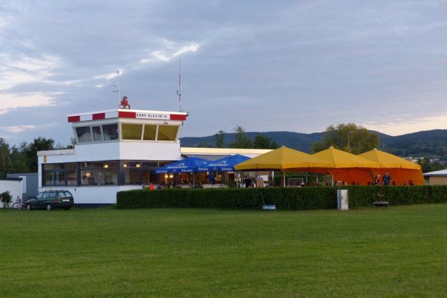 — — - Restaurant, Terasse mit Blick auf die Piste