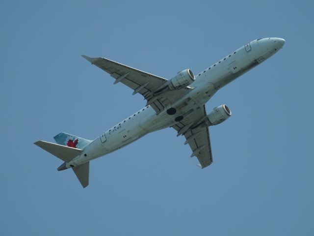 Embraer ERJ-190 (C-FLWE) - Taking off from CYUL