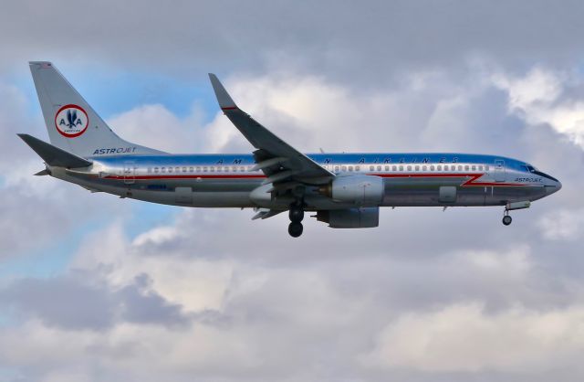 Boeing 737-800 (N951AA)