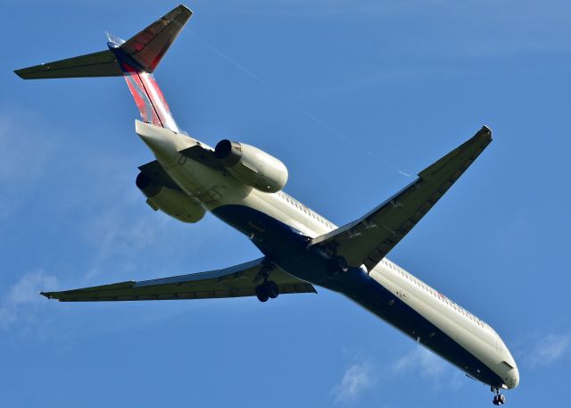 McDonnell Douglas MD-90 (N919DN) - A Delta Airlines McDonnell Douglas {Boeing} MD-90-30, N919DN, approaches Runway 6 Right at the Dayton International Airport on August 8, 2015 arriving from Atlanta. Flight level en route was 32,000 feet.