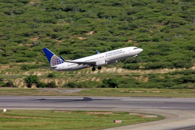 Boeing 737-800 (N38268)