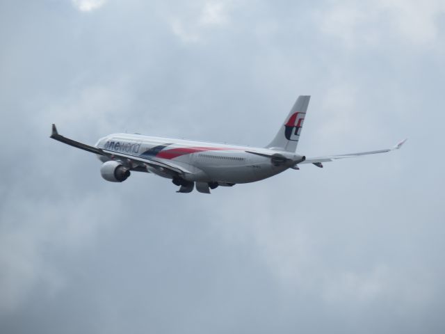 Airbus A330-300 (9M-MTO) - (M-MTO departing Sydney (YSSY) bound for Kuala Lumpur (WMKK).