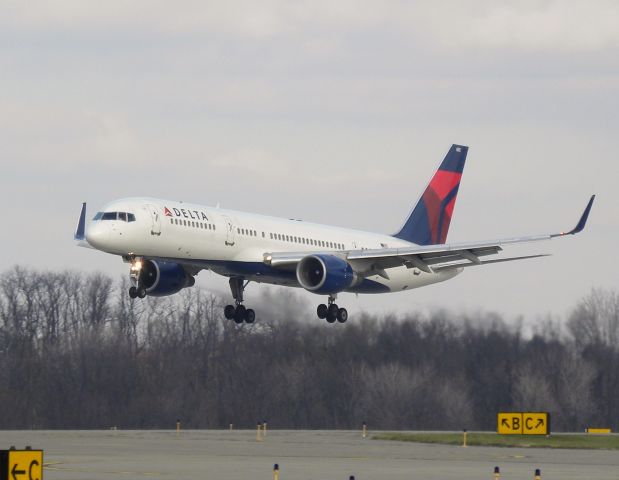 Boeing 757-200 (N707TW) - Arriving from CDG onto 28R at PIT