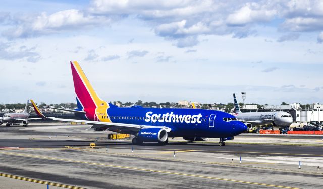 Boeing 737-700 (N7881A)