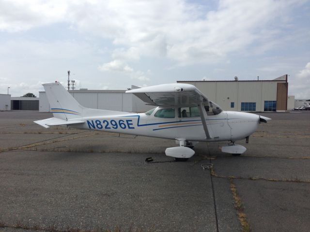 Cessna Skyhawk (N8296E) - At Wilson Air in CLT