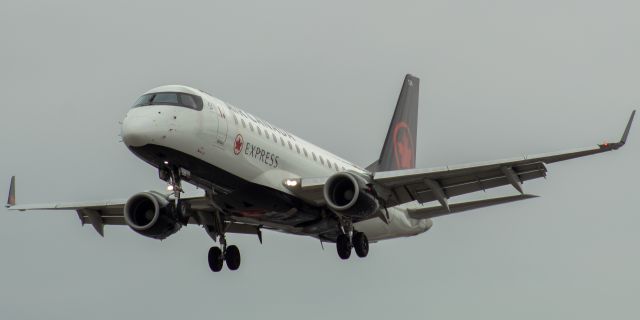 Embraer ERJ 175 (C-FEJF) - Jazz Aviation (Air Canada Express) Embraer 175SU arriving from Toronto landing on runway 29 at Newark on 8/8/21.